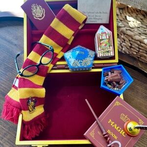 American Girl x Harry Potter Hogwarts Gryffindor 16 pc Trunk Set.